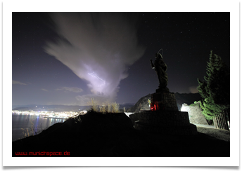 gewitter und sterne bei einer marienstatue sueditalien