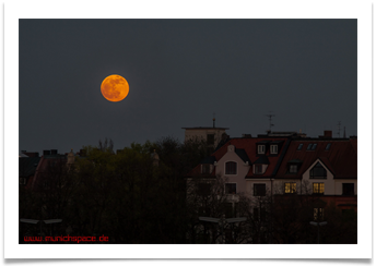 vollmond ueber der theresienwiese